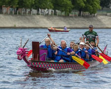 Grupa rekreacyjno-sportowa przy Wrocławskim Centrum Seniora na smoczych łodziach na Dniu Odry 2022