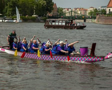 Grupa rekreacyjno-sportowa przy Wrocławskim Centrum Seniora na smoczych łodziach na Dniu Odry 2022