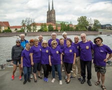 Grupa rekreacyjno-sportowa przy Wrocławskim Centrum Seniora na smoczych łodziach na Dniu Odry 2022