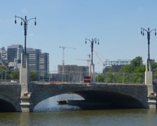 Nowe latarnie na moście Pomorskim Południowym