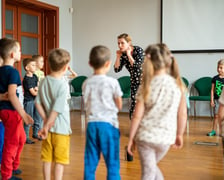 Dzieci z wrocławskiego przedszkola reagowały bardzo spontanicznie. Na zdjęciu z instruktorką dr Katarzyną Turek z Zakładu Muzykoterapii wrocławskiej Akademii Muzycznej