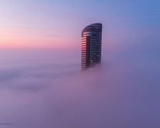 Wrocław z drona wygląda wspaniale. Zobaczcie (na zdjęciu wieżowiec Sky Tower)