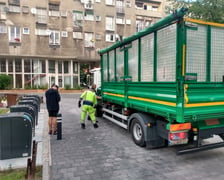 Wyciąganie podziemnego pojemnika na odpady na podwórku w okolicach pl. Nowy Targ i pl. Nankiera