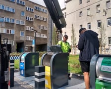 Wyciąganie podziemnego pojemnika na odpady na podwórku w okolicach pl. Nowy Targ i pl. Nankiera