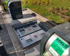 Wyciąganie podziemnego pojemnika na odpady na podwórku w okolicach pl. Nowy Targ i pl. Nankiera