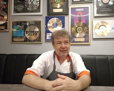 Zbigniew Koźlik, szef kuchni w Golden Records Club, znany wrocławski kucharz, który często gotuje dla widzów TVP Wrocław (program ?Zrób to ze smakiem?), współwłaściciel restauracji