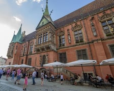 Piwnica Świdnicka we Wrocławiu otwarta po pięciu latach. Widok na Ratusz i restaurację na zewnątrz