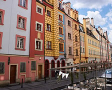 Ulica Malarska w centrum Wrocławia kusi kolorowymi fasadami kamienic