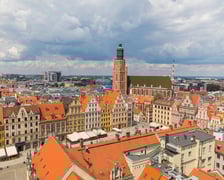 Z Rynku wychodzi 11 ulic, po dwie w każdym narożniku oraz Kurzy Targ, Więzienna i Zaułek Grotowskiego (część dawnej ulicy św. Doroty). Widoki z "góry" można podziwiać m.in. z wieży kościoła garnizonowego - ma ponad 91 metrów
