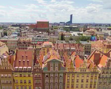 wrocławski Rynek ma powierzchnię niemal 40 tys. mkw. (pod tym względem jest piąty w Polsce, większe rynki są np. w Krakowie i w Olecku)