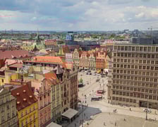 wrocławski Rynek ma powierzchnię niemal 40 tys. mkw. (pod tym względem jest piąty w Polsce, większe rynki są np. w Krakowie i w Olecku)