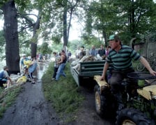 Powódź Tysiąclecia w ZOO Wrocław, lipiec 1997. Traktor ZOO służył do transportu worków