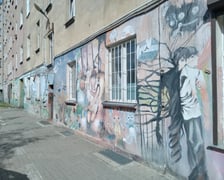 Kolorowe podwórka przy ul. Roosevelta we Wrocławiu przyciągają i turystów, i wrocławian. Murale na Nadodrzu zachwycają!