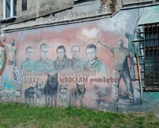 Kolorowe podwórka przy ul. Roosevelta we Wrocławiu przyciągają i turystów, i wrocławian. Murale na Nadodrzu zachwycają!