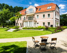 <h3>Zamek Topacz</h3><p>Zamek Topacz łączy w sobie hotel, restaurację i muzeum motoryzacji. Sale zamku są chętnie wybierane na uroczystości weselne, bankiety, konferencje czy szkolenia. To miejsce przyciąga r&oacute;wnież miłośnik&oacute;w samochod&oacute;w, kt&oacute;rzy w Muzeum Motoryzacji mogą zobaczyć kolekcjonerskie modele. Na terenie zamku znajduje się też strefa SPA.</p><ul><li>Adres:&nbsp;Templariuszy 1, Ślęza</li></ul>
