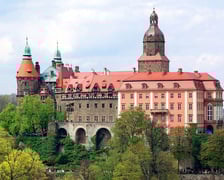 <h3>Zamek Książ</h3>
<p>Zamek Książ znajduje się w Wałbrzychu. Należy do największych zamk&oacute;w w Polsce i zachwyca swoim położeniem. Zamek można zwiedzać z przewodnikiem zar&oacute;wno w dzień, jak i w nocy. Warto zobaczyć także tarasy z pięknymi ogrodami, kt&oacute;re utrzymane są w stylu francuskim - czynne od kwietnia do września. Na terenie kompleksu jest hotel z wykwintną restauracją.</p>
<ul>
<li>Adres: Piast&oacute;w Śląskich 1, Wałbrzych</li>
</ul>