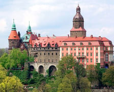 Zamek Książ znajduje się w Wałbrzychu. Należy do największych zamków w Polsce i zachwyca swoim położeniem. Zamek można zwiedzać z przewodnikiem zarówno w dzień, jak i w nocy. Warto zobaczyć także tarasy z pięknymi ogrodami, które utrzymane są w stylu francuskim - czynne od kwietnia do września. Na terenie kompleksu jest hotel z wykwintną restauracją.