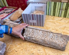Zabytkowe elementy sztukatorskie odnalezione pod schodami Bastionu Sakwowego