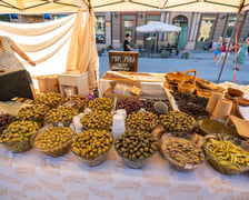 Wrocławska Feta przyciąga na Rynek miłośników serów, win i piwa. Do degustacji przysmaki z Wrocławia, Dolnego Śląska i krajów europejskich