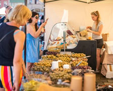 Wrocławska Feta przyciąga na Rynek miłośników serów, win i piwa. Do degustacji przysmaki z Wrocławia, Dolnego Śląska i krajów europejskich