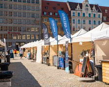 Wrocławska Feta przyciąga na Rynek miłośników serów, win i piwa. Do degustacji przysmaki z Wrocławia, Dolnego Śląska i krajów europejskich