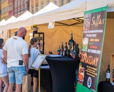 Wrocławska Feta przyciąga na Rynek miłośników serów, win i piwa. Do degustacji przysmaki z Wrocławia, Dolnego Śląska i krajów europejskich