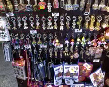 Breloczki - kosztują od 15 do 35 zł (sklep Souvenirs & more)