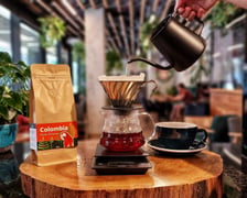 <p><strong>Parrot Coffee</strong> jest kawiarnią z kawą speciality, z roślinnym papuzim motywem w tle. Papugi - Jon, Pablo i Charlie są członkami rodziny właścicieli, kt&oacute;rzy wychowują je od jajeczka. W kawiarni mają wydzielone miejsce, gdzie mogą się pobawić a zarazem pod opieką właścicieli czuć się bezpiecznie - ich obecność nie wpływa na funkcjonowanie lokalu. Przyjeżdżają do kawiarni kilka razy w tygodniu, na kilka godzin i wtedy jest to czas, kt&oacute;ry mogą spędzić poza domem. Opr&oacute;cz tego, pomagają właścicielom w biurowych sprawach, a także często goszczą razem z nimi na przedsięwzięciach charytatywnych i warsztatach dla dzieci z niepełnosprawnościami w lokalnych dolnośląskich plac&oacute;wkach.</p>
<p>Adres: ul. Piotra Skargi 3 i Bema 2. Godziny otwarcia: od poniedziałku do piątku, w godz. od 7.45 do 20.00, w soboty i niedziele od 10.00 do 20.00.</p>