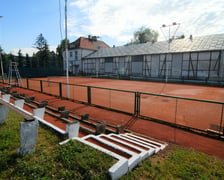 Hotel, który będzie można kupić wraz z zabudowaniami i infrastrukturą sportową, leży w Leśnicy