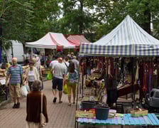 Targowisko na Dworcu Świebodzkim we Wrocławiu -  jak w każdą niedzielę - przyciąga tłumy...