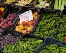 Targowisko na Dworcu Świebodzkim we Wrocławiu -  jak w każdą niedzielę - przyciąga tłumy...