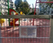 Na podwórku pomiędzy ulicą Kotlarską i pl. Nowy Targ zamontowano podziemne kubły