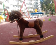 Na podwórku pomiędzy ulicą Kotlarską i pl. Nowy Targ zamontowano podziemne kubły