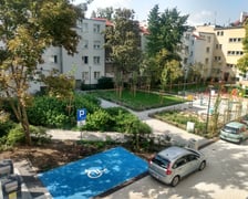 Na podwórku pomiędzy ulicą Kotlarską i pl. Nowy Targ zamontowano podziemne kubły