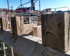 W ostatnich dniach sierpnia na moście Pomorskim zamontowano pierwsze, oczyszczone maszkarony.