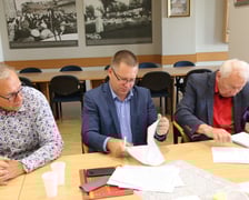 Porozumienie podpisali związkowcy NSZZ ?Solidarność? działający w UM Wrocławia i jednostkach miejskich podległych Prezydentowi Wrocławia, Kazimierz Kimso, przewodniczący Regionu NSZZ ?Solidarność? Dolny Śląsk, Włodzimierz Patalas, sekretarz Wrocławia i Marcin Urban, skarbnik Wrocławia.