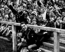 Breslau, 1938 rok. Młodzież z Hitlerjugend bawi się na Niemieckim Święcie Sportu i Gimnastyki