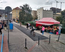 Nowa droga rowerowa pwstaje wzdłuż ul. Legnickiej, obok pl. JP II
