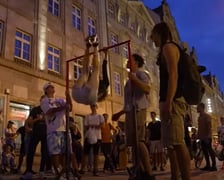 Kadr z filmu "Uczę Polaków jak trenować brzuch!"