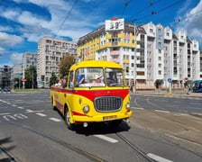 autobus Fredruś w kursie "za tramwaj"
