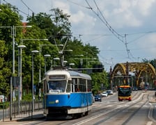 zabytkowy tramwaj na tle mostu Zwierzynieckiego