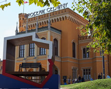 Ławka ?patriotyczna? przed Dworcem Głównym we Wrocławiu