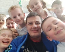 trener Paweł z dzieciakami