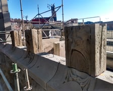 Architektoniczne perełki na moście Pomorskim - rzeźby maszkaronów i nowe okna w strażnicach