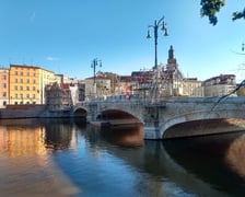 Architektoniczne perełki na moście Pomorskim - rzeźby maszkaronów i nowe okna w strażnicach