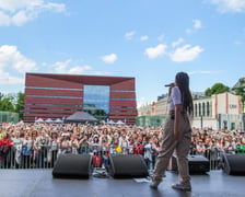 Koncert Sary James na placu Wolności we Wrocławiu