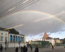 Na zdjęciu tęcza na niebie we Wrocławiu w niedzielę, 18 września 2022 r.