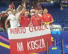 Kibice reprezentacji Polski, wśród nich Szoku podczas Eurobasketu 2022, z flagą - Warto chodzić na kosza