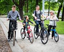 Na zdjęciu: grupa rowerzystów w parku