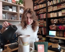 Ewa Nowak zaprasza do kawiarni Trzy Siostry, gdzie oprócz kawy, możemy kupić używane ubrania i mnóstwo ciekawych książek
